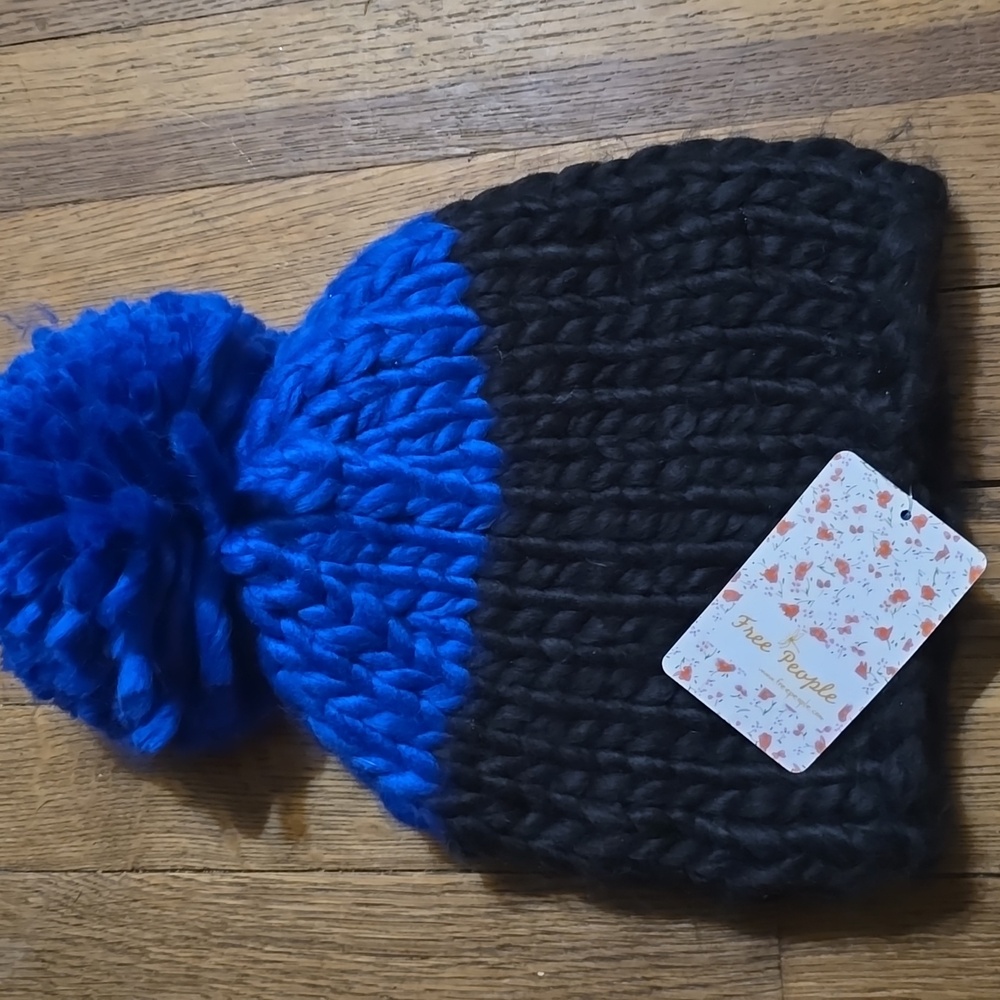 🐾SALE🐾FREE PEOPLE Black/Blue Pom Pom Hat- BNWT